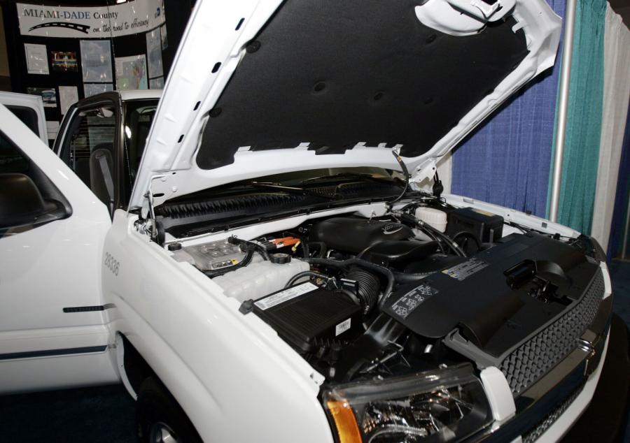  Chevrolet Silverado Hybrid 2004 года  (фото 12 из 24)